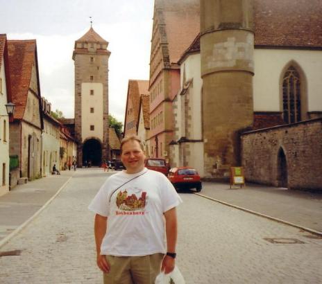 Terje Brandt med Rothenburg både på magen og i bakgrunnen